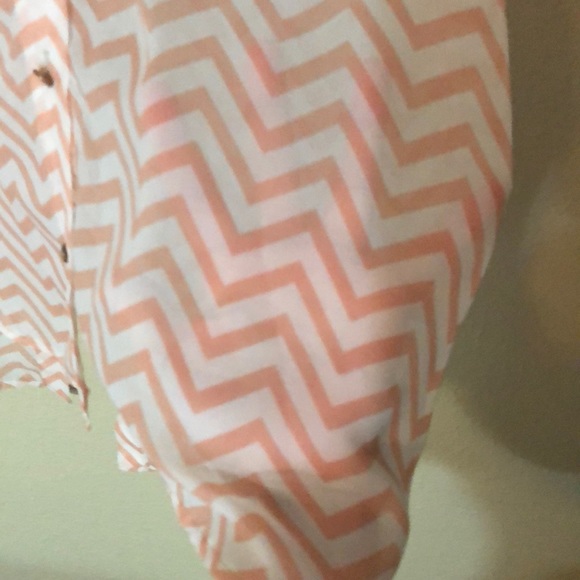 Peach and tan colored sleeveless button up shirt - Picture 7 of 8